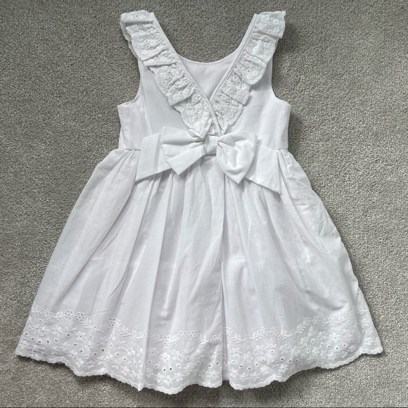 Tahari Other - NWT Tahari sleeveless white eyelet dress with v back and bow detail. Size 4